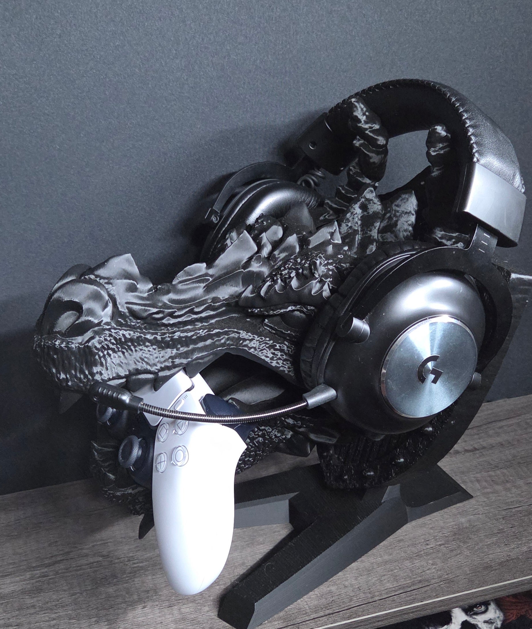 3D Printed Dragon Headset and Controller Holder
